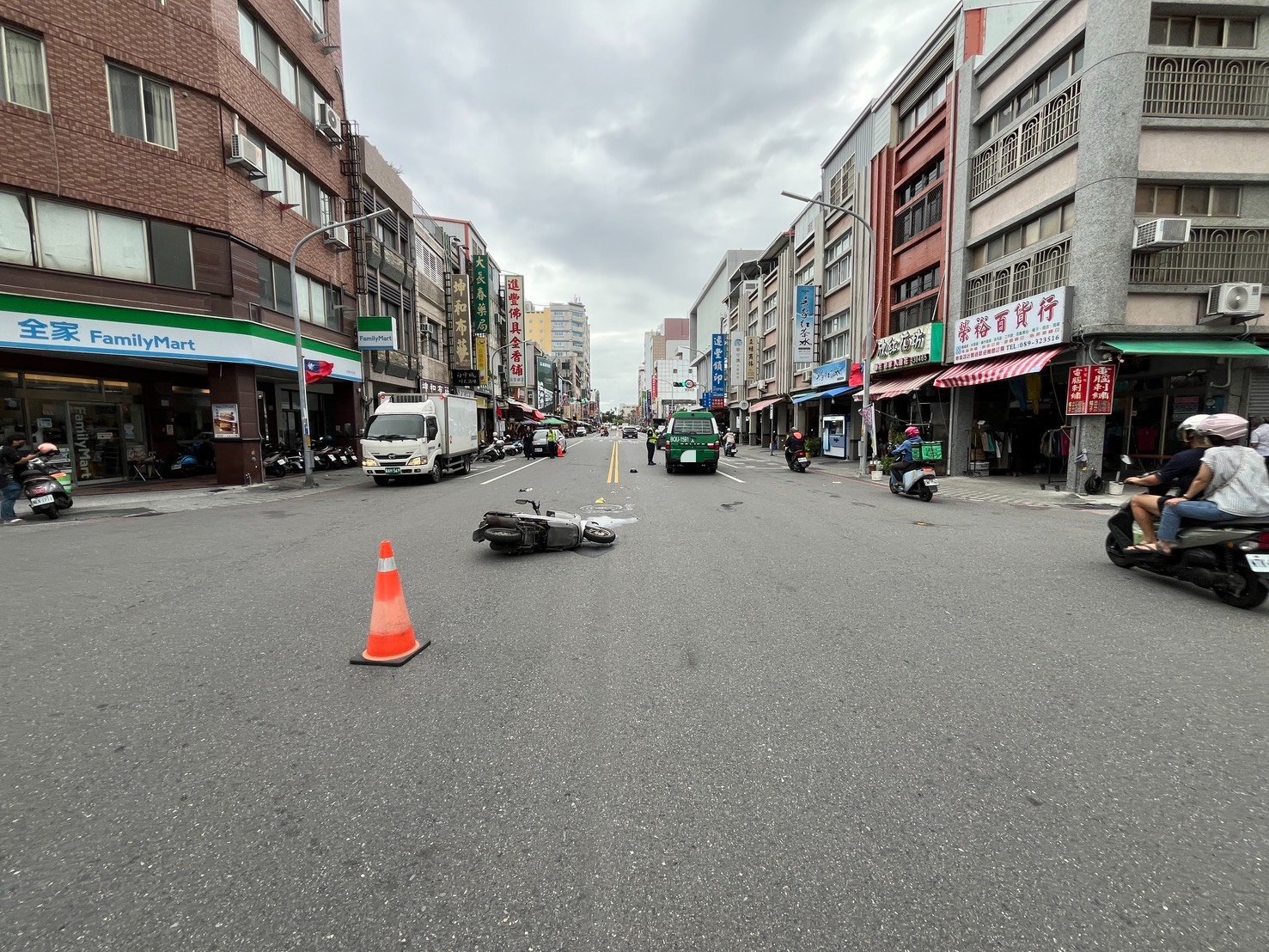 機車曲行撞上對向公務小貨車 騎士送醫不治身亡