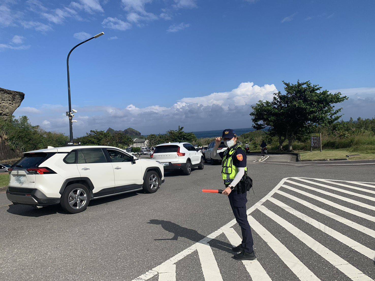 警力全力疏導有成 成功分局守護光復節連假交通順暢