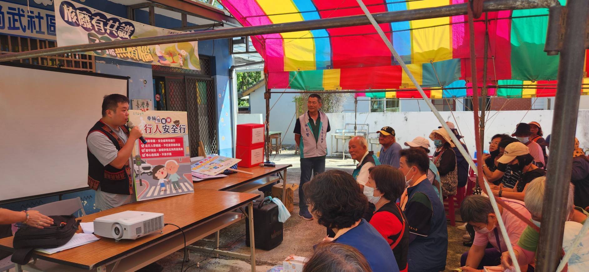 大武警走入尚武社區重陽敬老活動，宣導行人過馬路安全觀念