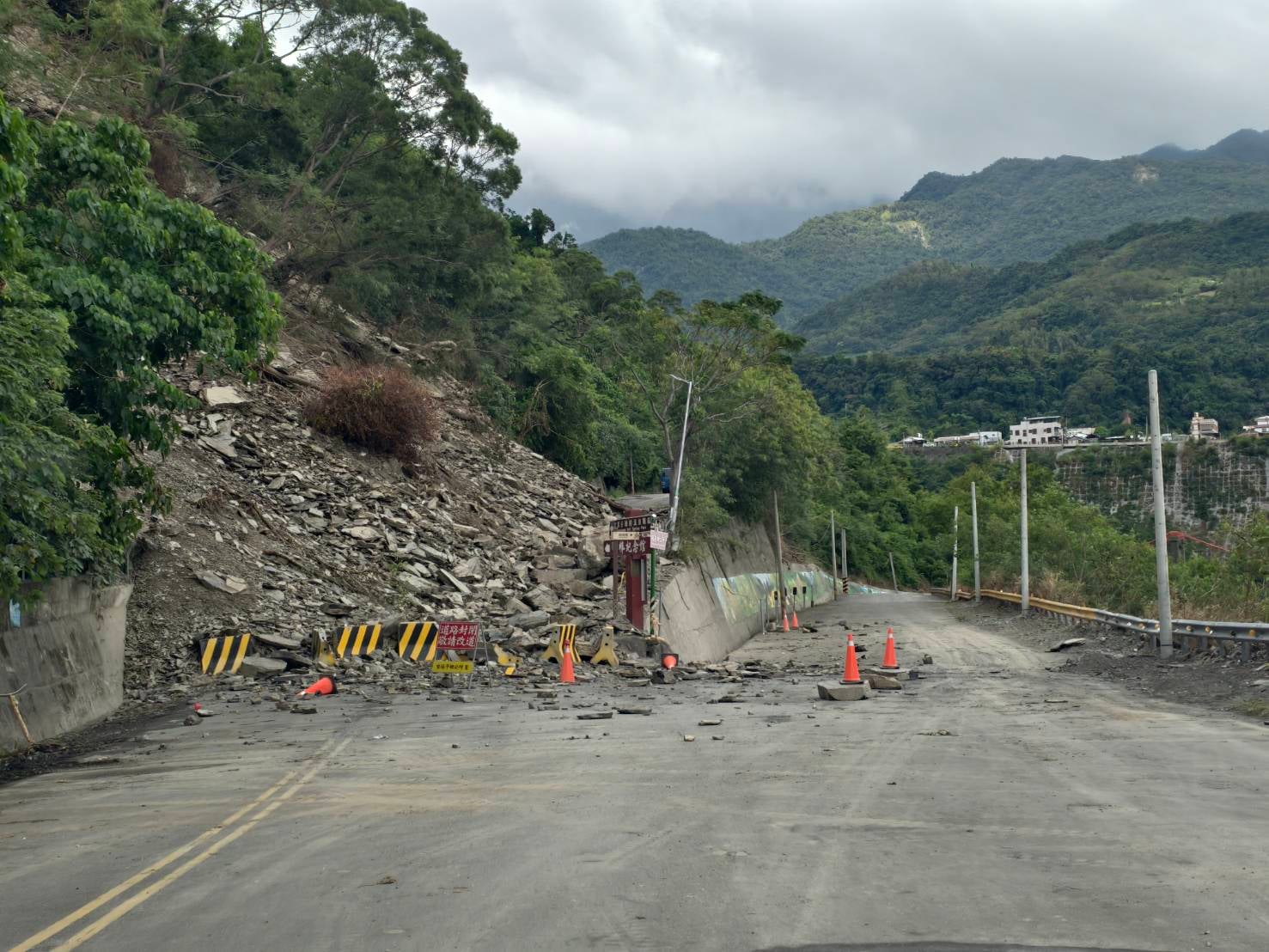 紅葉道路土石崩落覆路仍未搶修　居民怒斥「只會放三角錐」