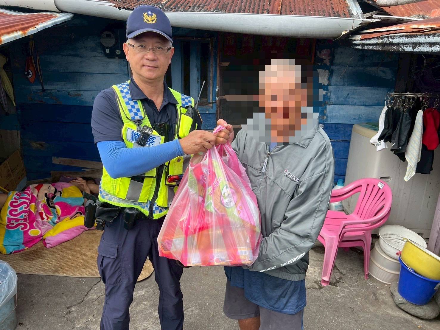 初鹿警結合社區力量 攜手善心人士關懷弱勢送暖情