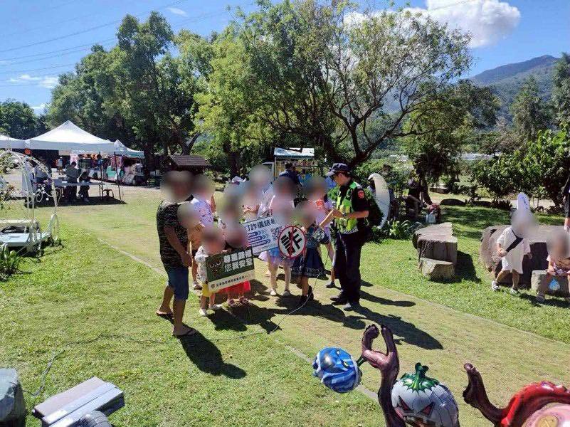 歡慶萬聖節！不給糖就搗蛋 初鹿警宣導安全觀念讓學童歡樂中學習