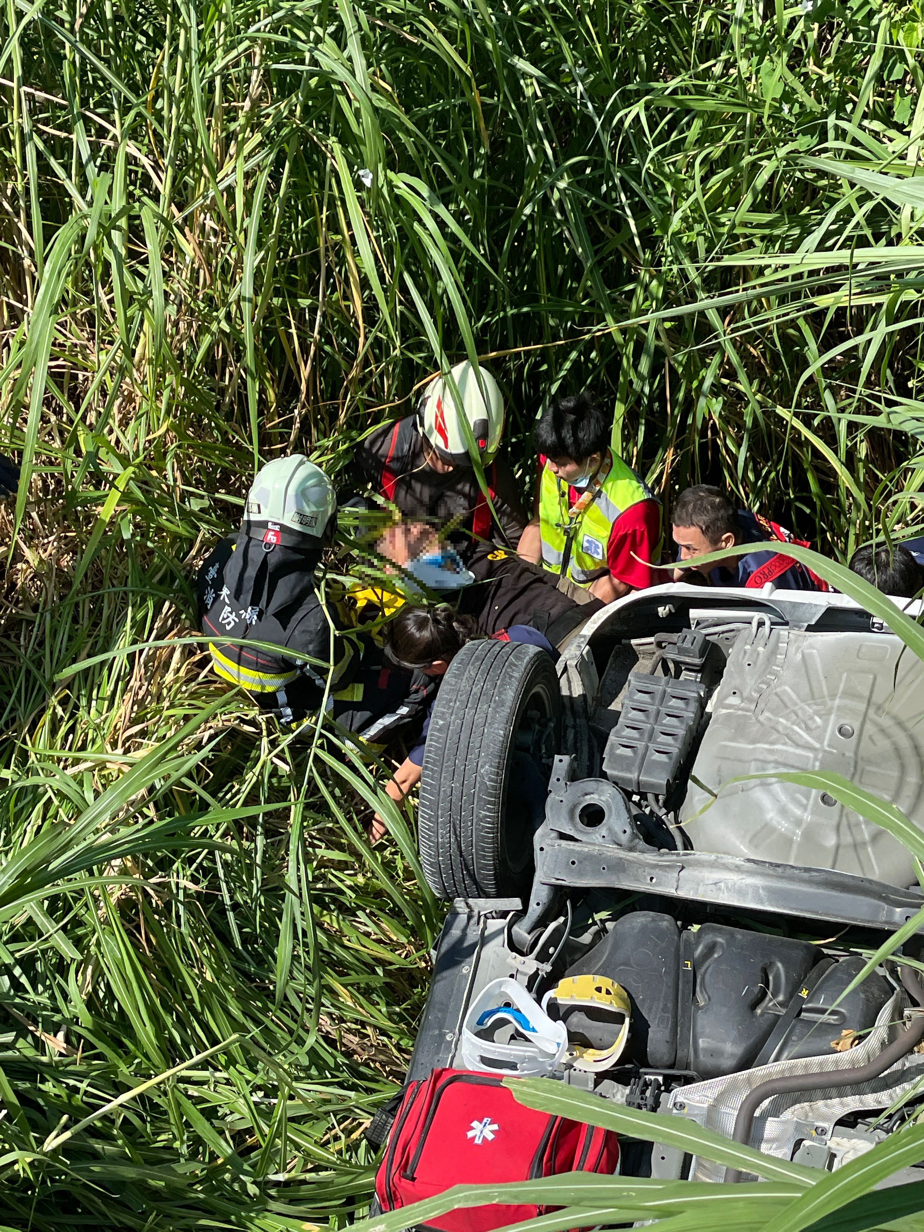 自小客車翻落佳里橋下 31歲男司機、2歲女孩受困獲救送醫
