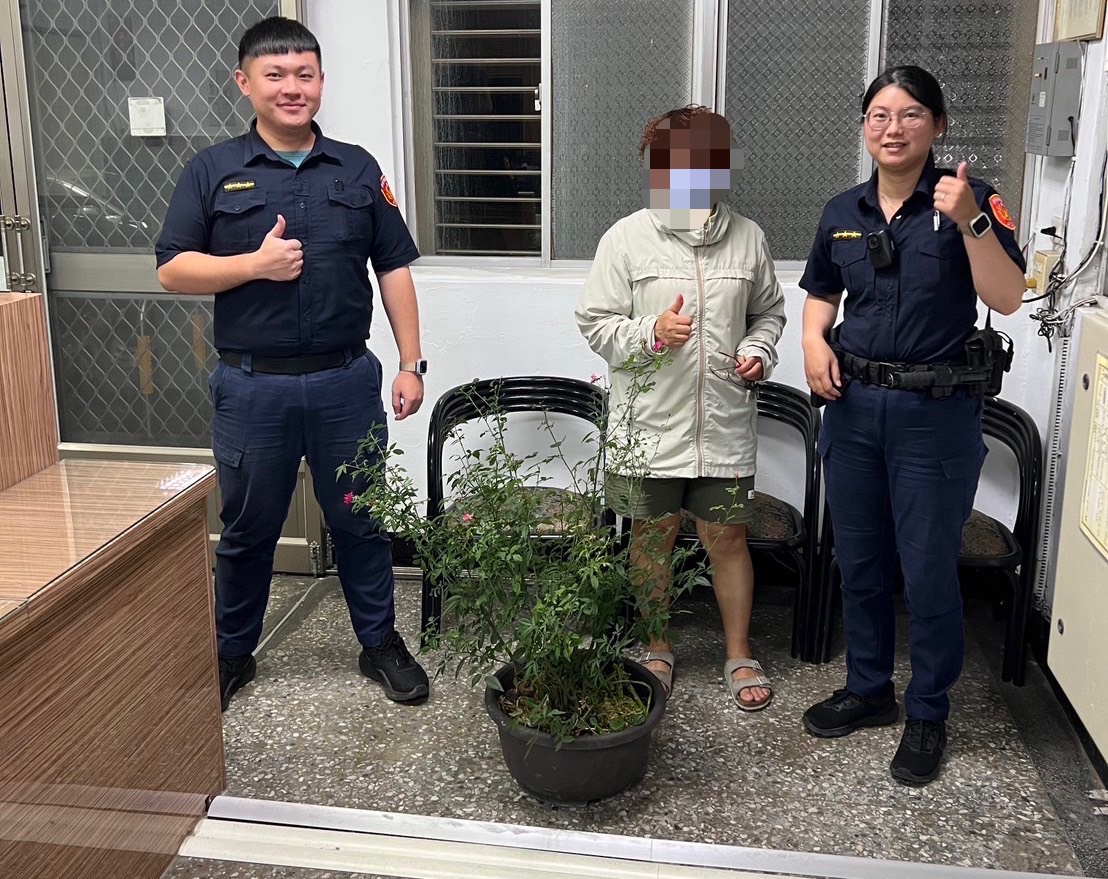 一盆薔薇的溫暖故事　美和警助婦找回心愛花盆