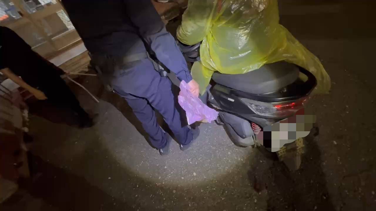 海端警夜間伸援 為民加油  展現社區警政工作的暖度