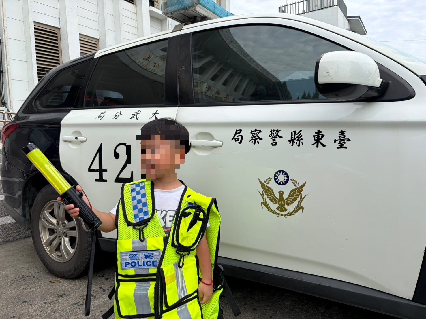 幼兒園小朋友參訪大武派出所，體驗小小警察樂趣學交通安全