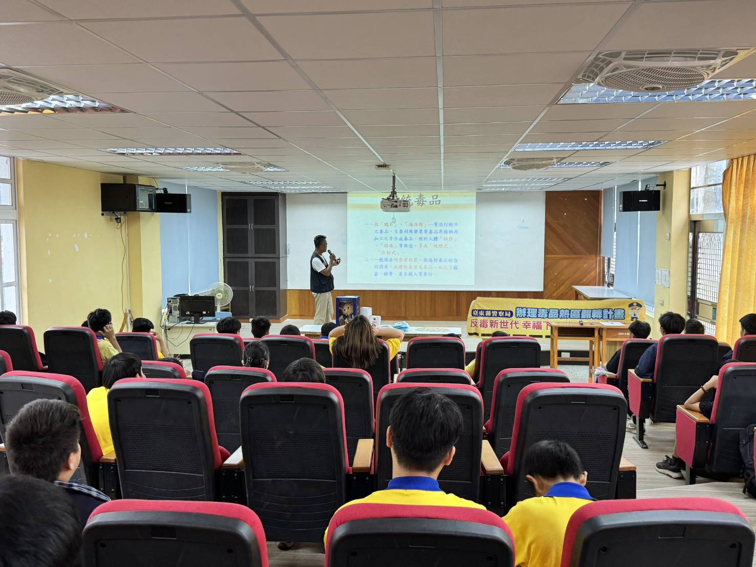 舞動青春  警察局少年警察隊至 知本國中反毒、識詐法治教育宣導