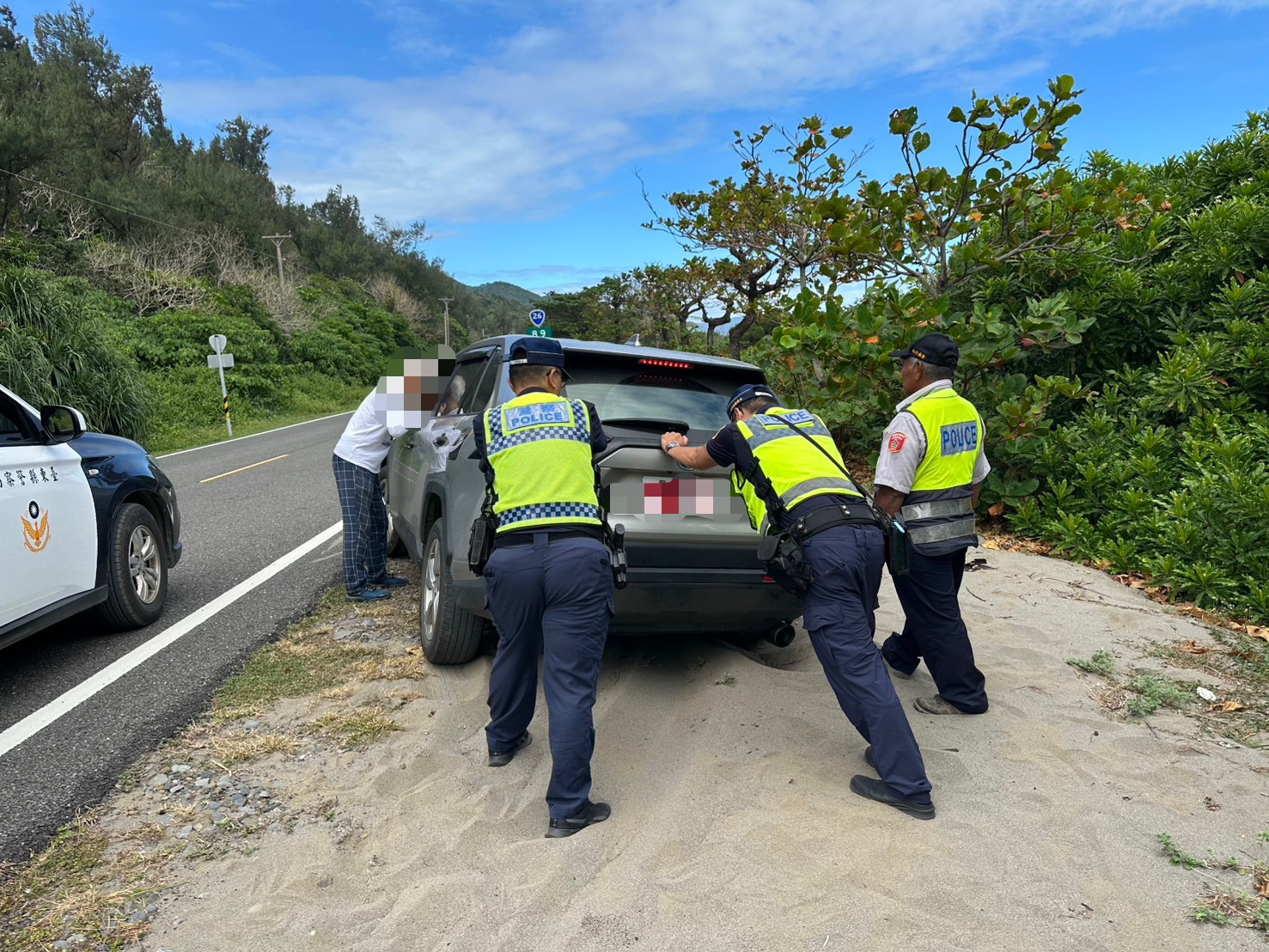 旅客誤入南田沙地受困，達仁警察攜手恆春警察熱心相助