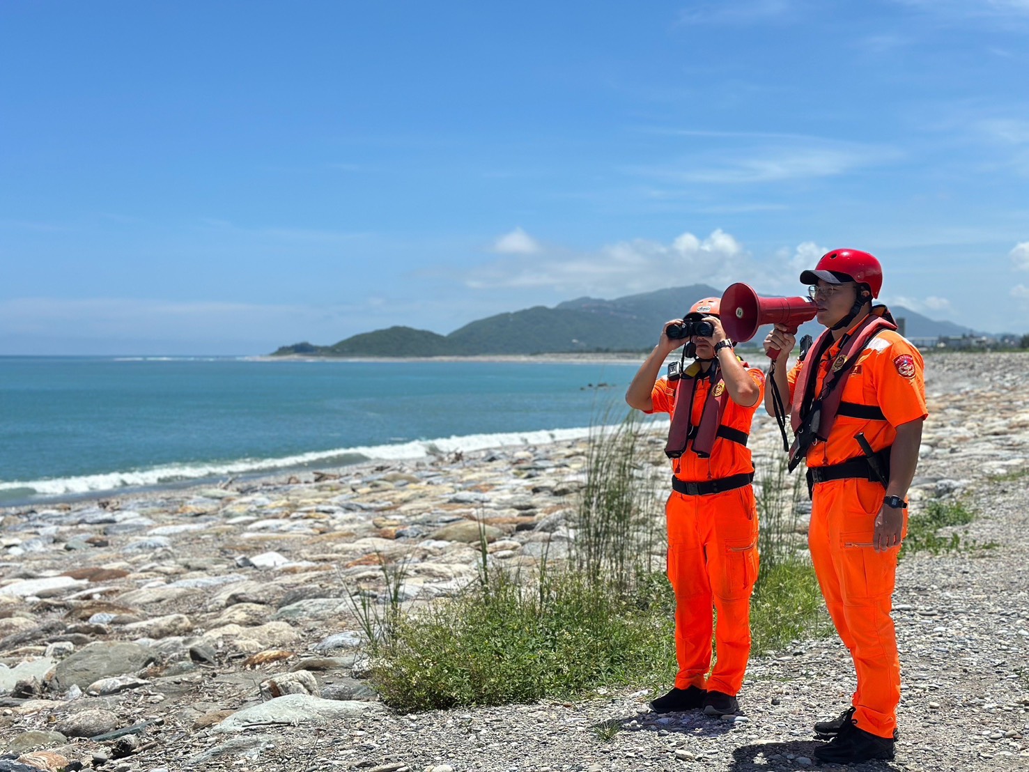 中颱鳳凰來襲「未經許可勿入公告警戒區域」海巡人員戒備守護