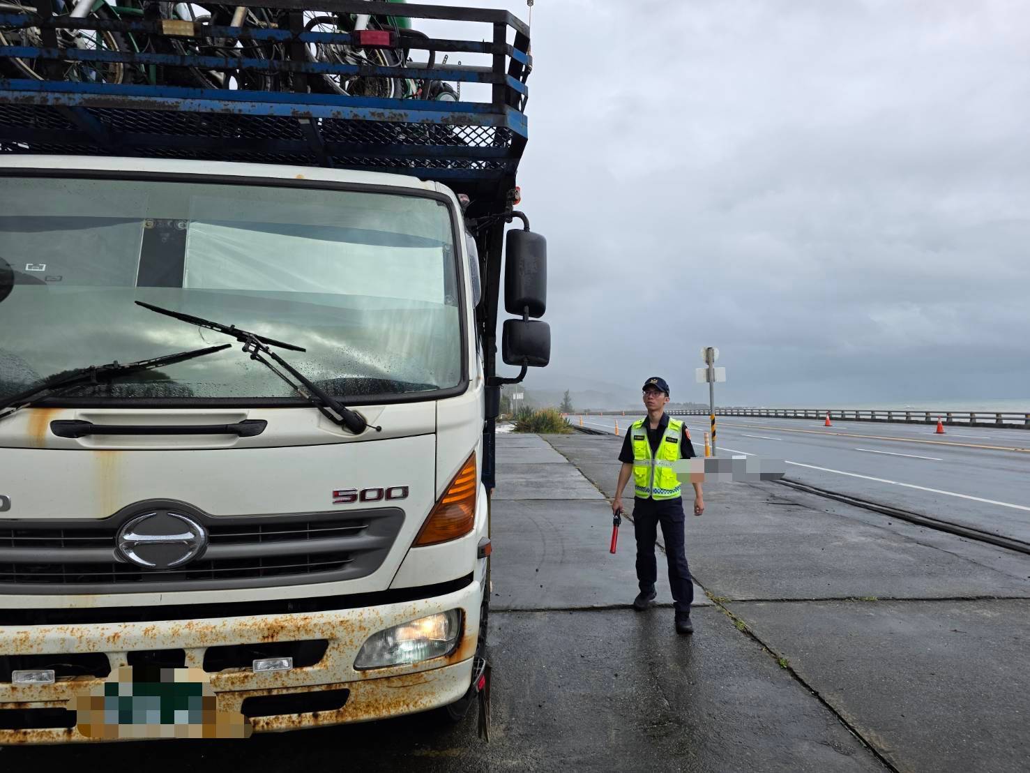 大武警察分局加強大型車交通執法，籲駕駛遵守交通安全，避免事故發生