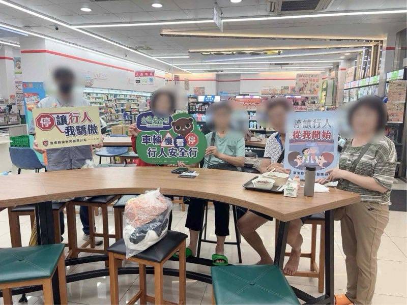 永樂派出所員警深入超商宣導反詐與用路安全　店員與民眾熱情響應