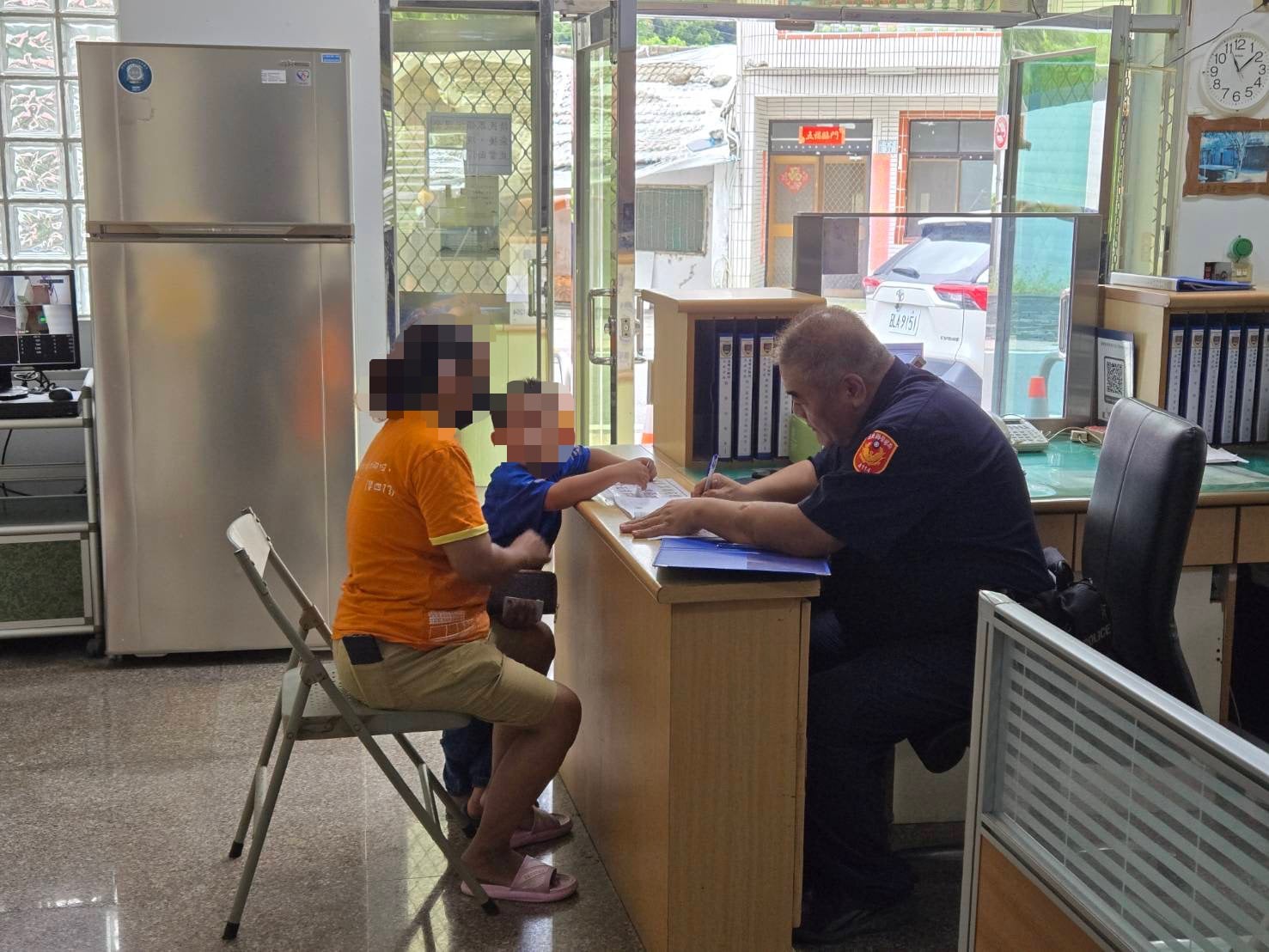 偏鄉造冊普發現金開領，金峰員警持續貼心服務