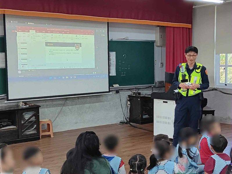 初鹿警察入校宣導交通安全　趣味問答活動吸引學童熱烈參與