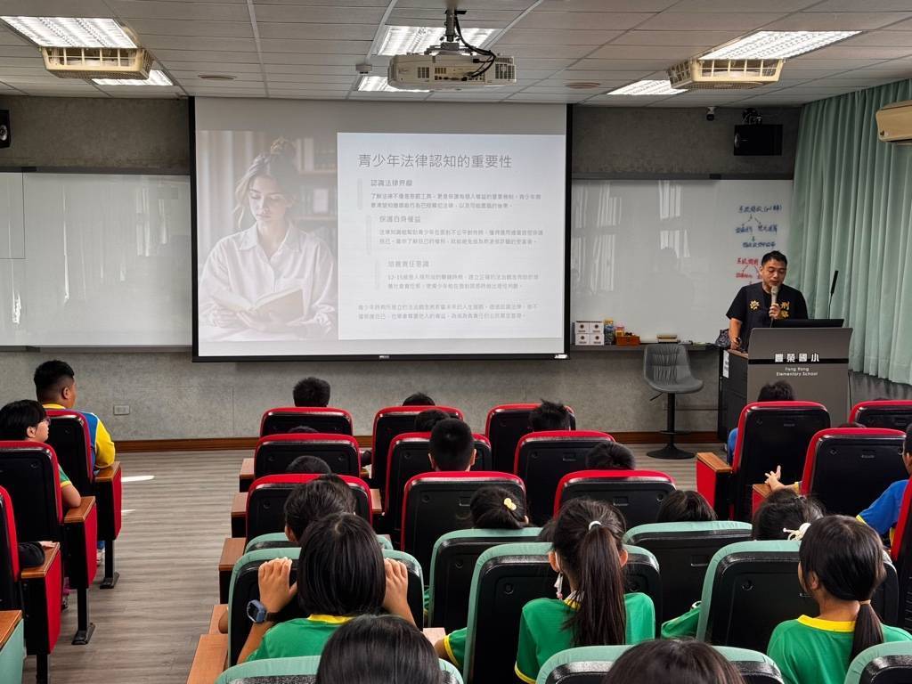 警察局少年警察隊走入豐榮國小　推動法治教育與反毒識詐宣導