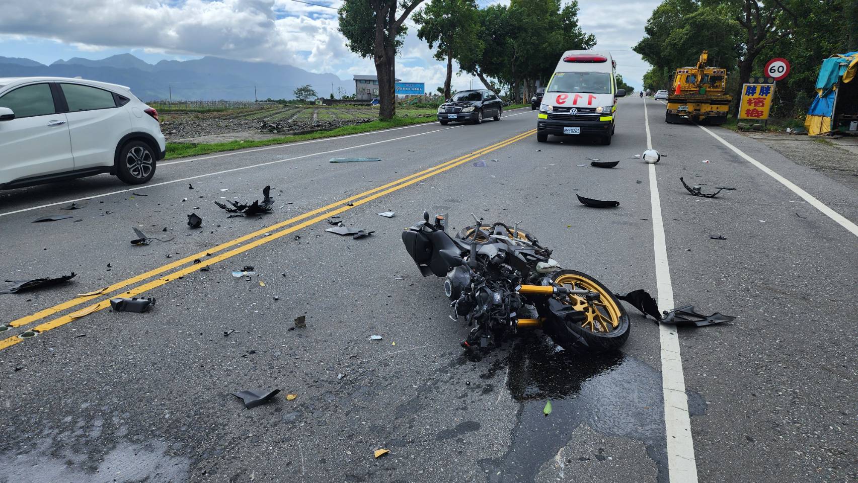 自小客迴轉路中 被無照普重機撞擊 騎士受傷送醫