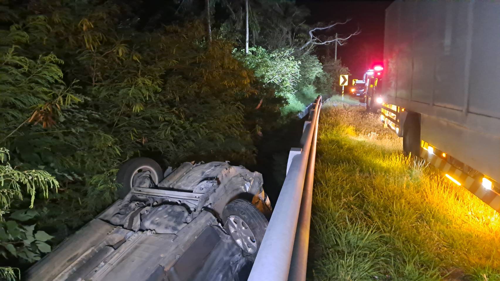 女凌晨酒駕車翻越護欄「自行搭車離開」警依刑法公共危險罪法辦