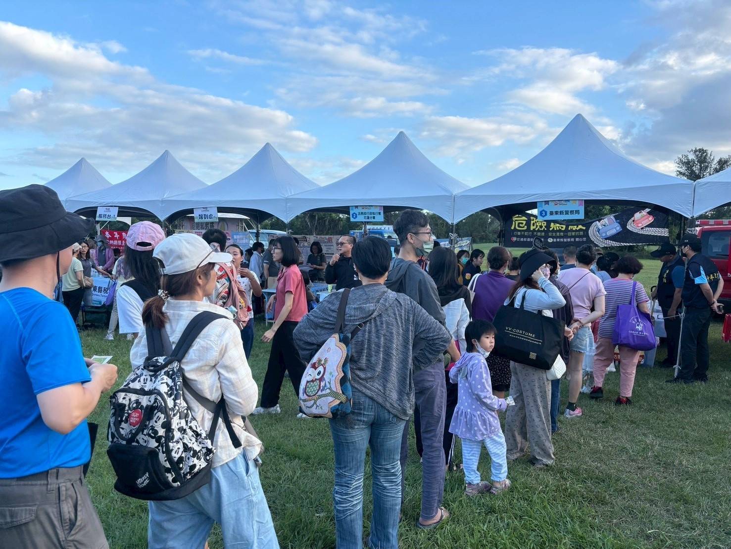 交通警察隊攜手稅務局設攤宣導　強化停讓觀念與長者交通安全