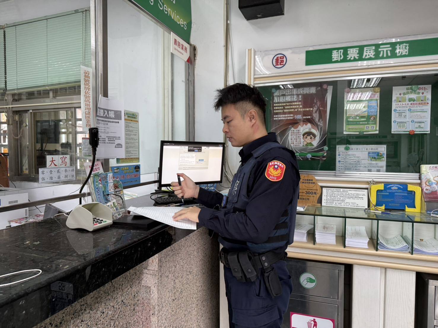 關山警察分局深入各ATM巡簽　提醒鄉親領取普發1萬元別被詐騙