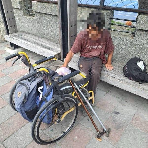 派出所警員迅速到場協助，讓行動不便男子安全脫困