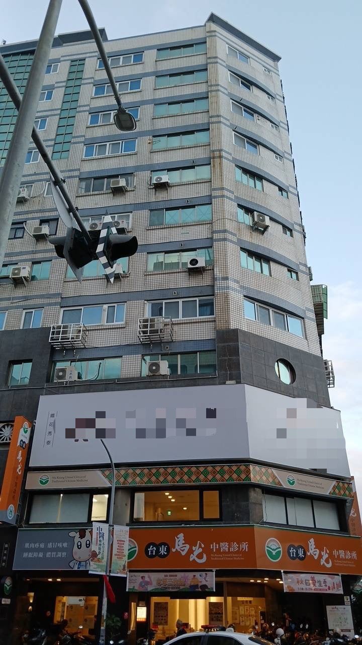 台東市大樓驚傳濃煙！七樓疑似冒煙　十餘輛消防車趕抵救援、傳有人受困