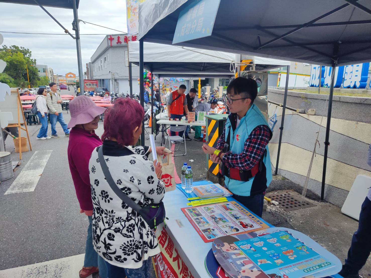 成功警察分局結合三仙台臍橙節　向民眾推廣交通安全與反詐騙知識