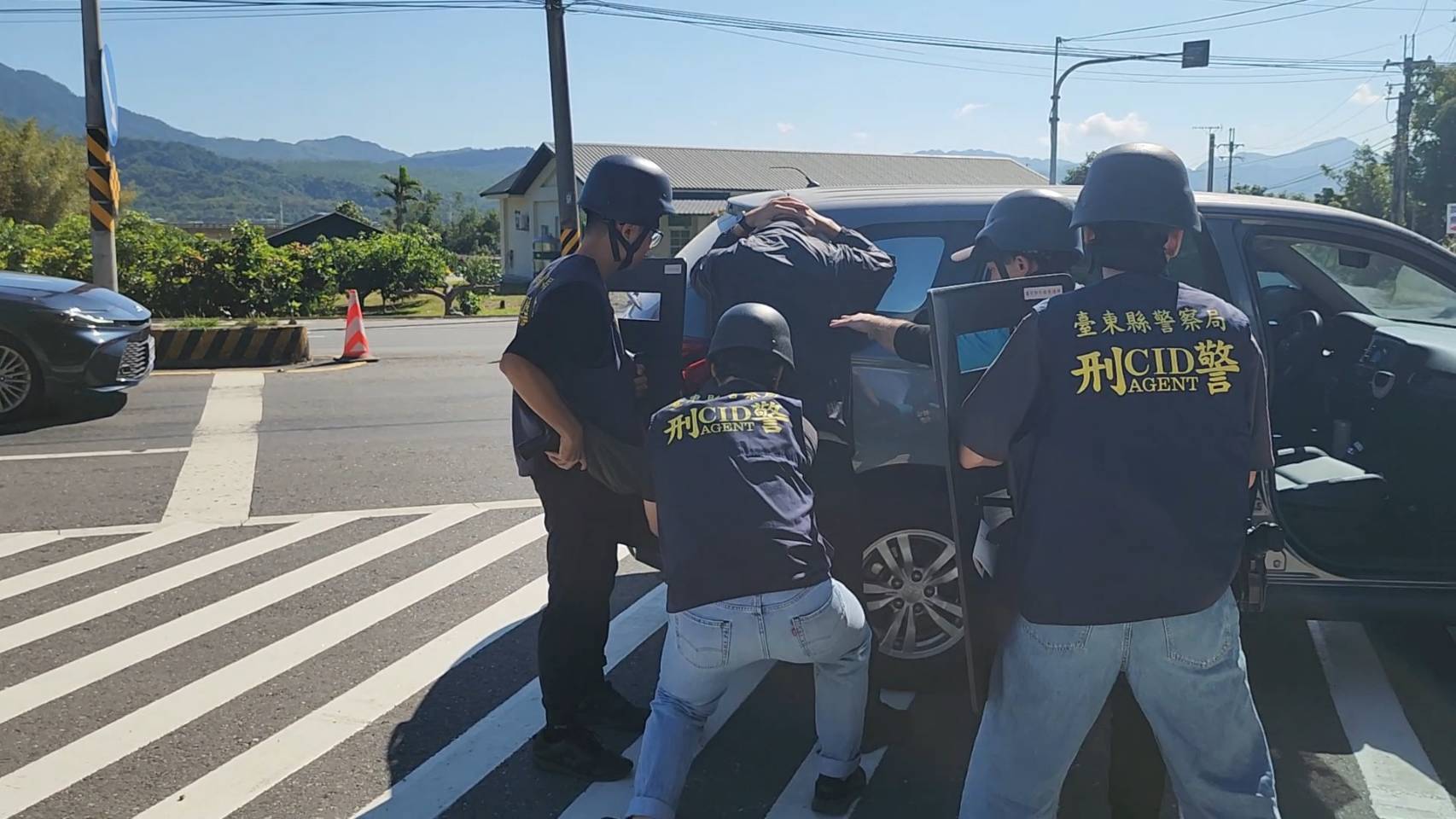 關山警結合刑大實施防搶攔截圍捕演練　年關將近全力守護金融安全