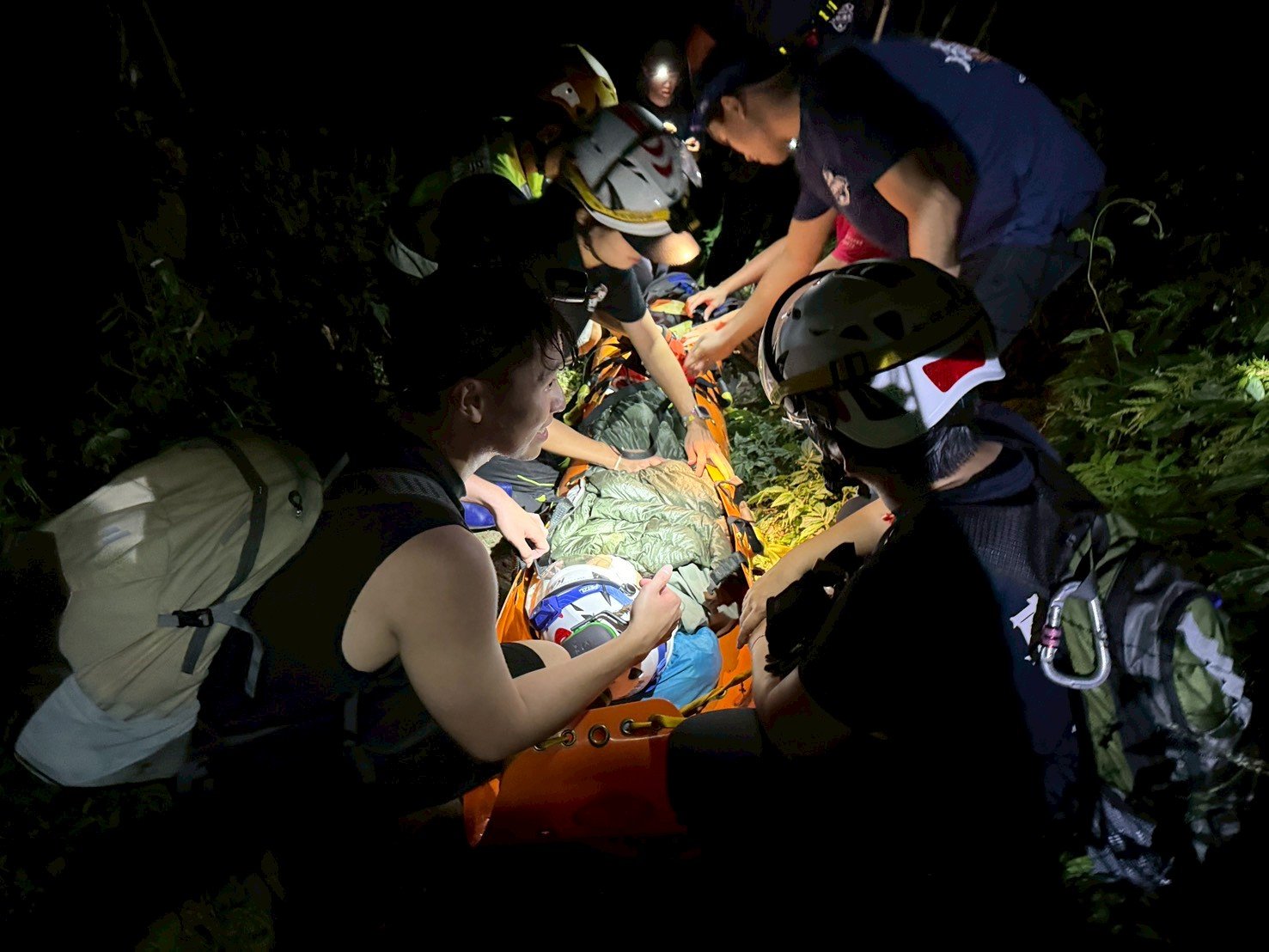 警義消行動急診室輸血 ! 都蘭山健行傳六旬婦跌倒「頭部受創、嘔吐不止」 