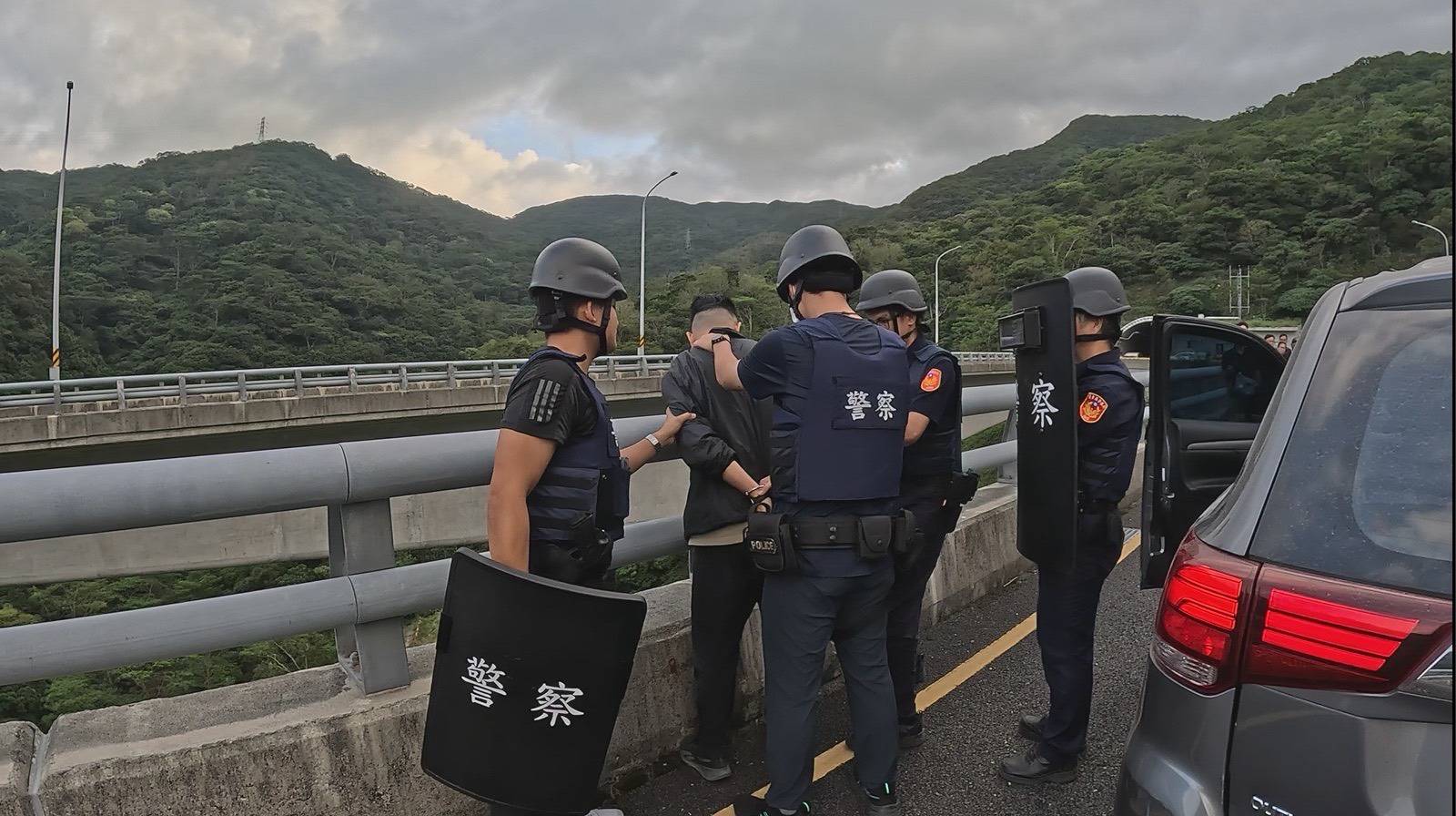 大武警察攔截圍捕演練，強化員警處置應變能力，展現維護治安決心