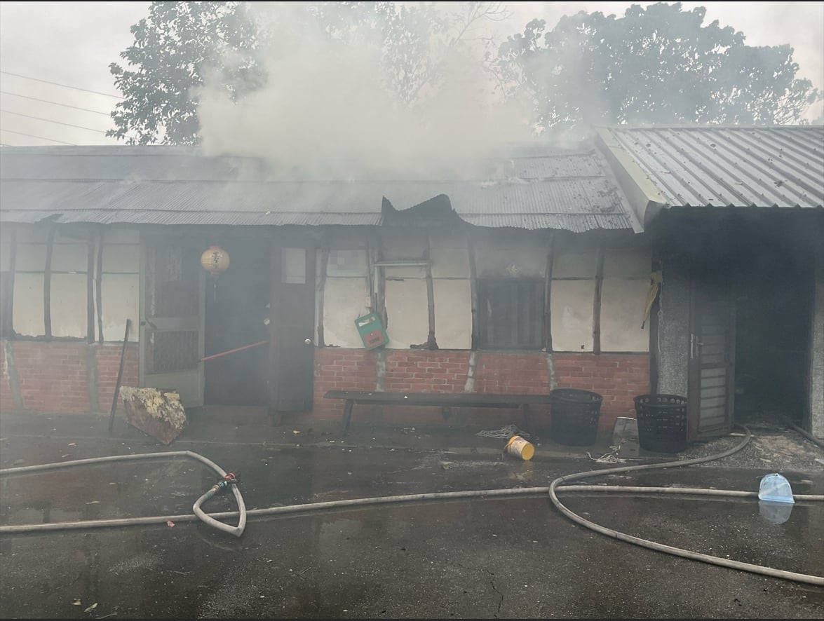 台東中興路老屋燒柴煮水釀禍　百坪鐵皮平房付之一炬　無人傷亡