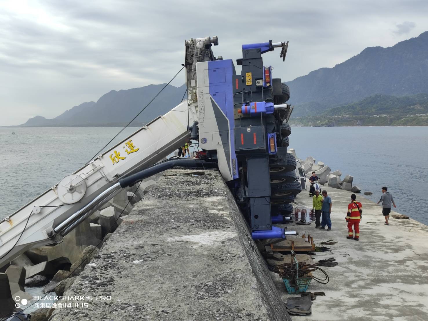 成功漁港重大工安事故 ! 吊車失衡側翻起火  2人受困、1人無生命跡象
