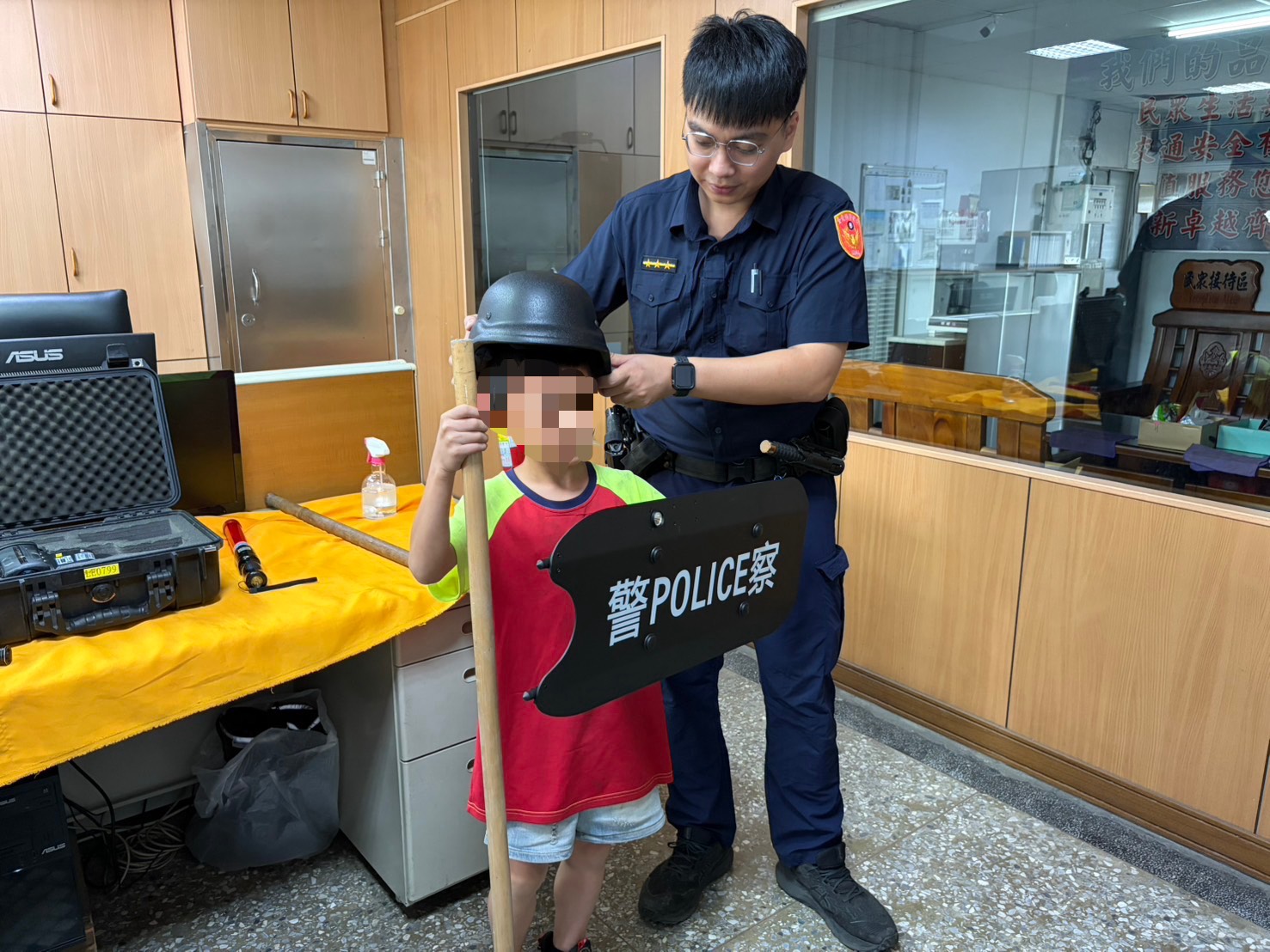 國小學童參訪派出所，小小警察體驗趣味滿