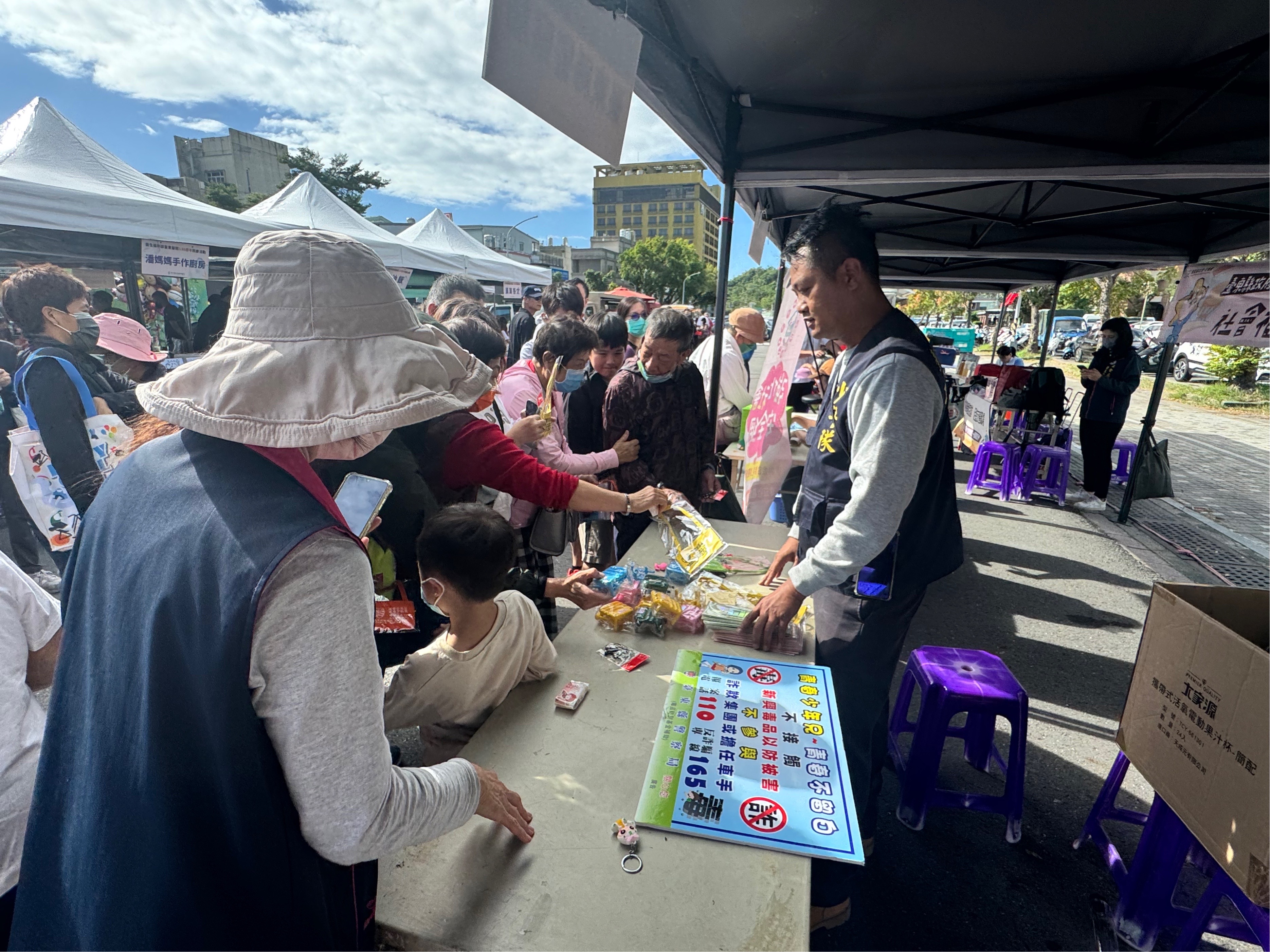 警察局少年警察隊至國際身心障礙者日公益園遊會設攤宣導