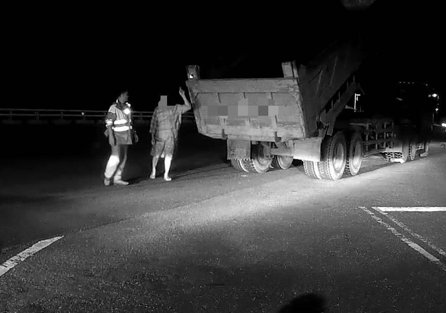 砂石車深夜拋錨困路旁　大武警察分局美和派出所即刻馳援暖心解困