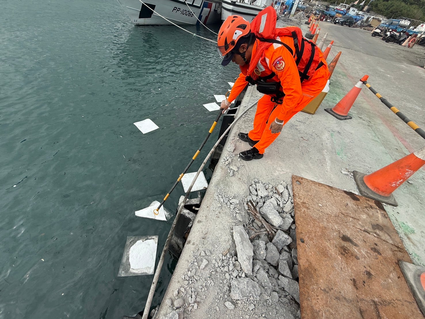 台東富岡漁港浮現油污  海巡迅速應處守護生態