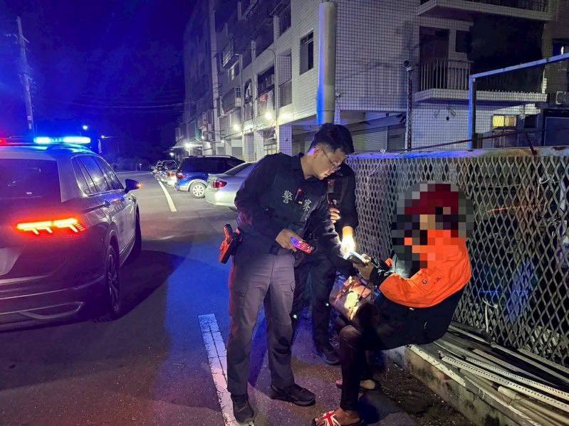 永樂警察深夜伸援　協助身體不適老婦就醫獲讚