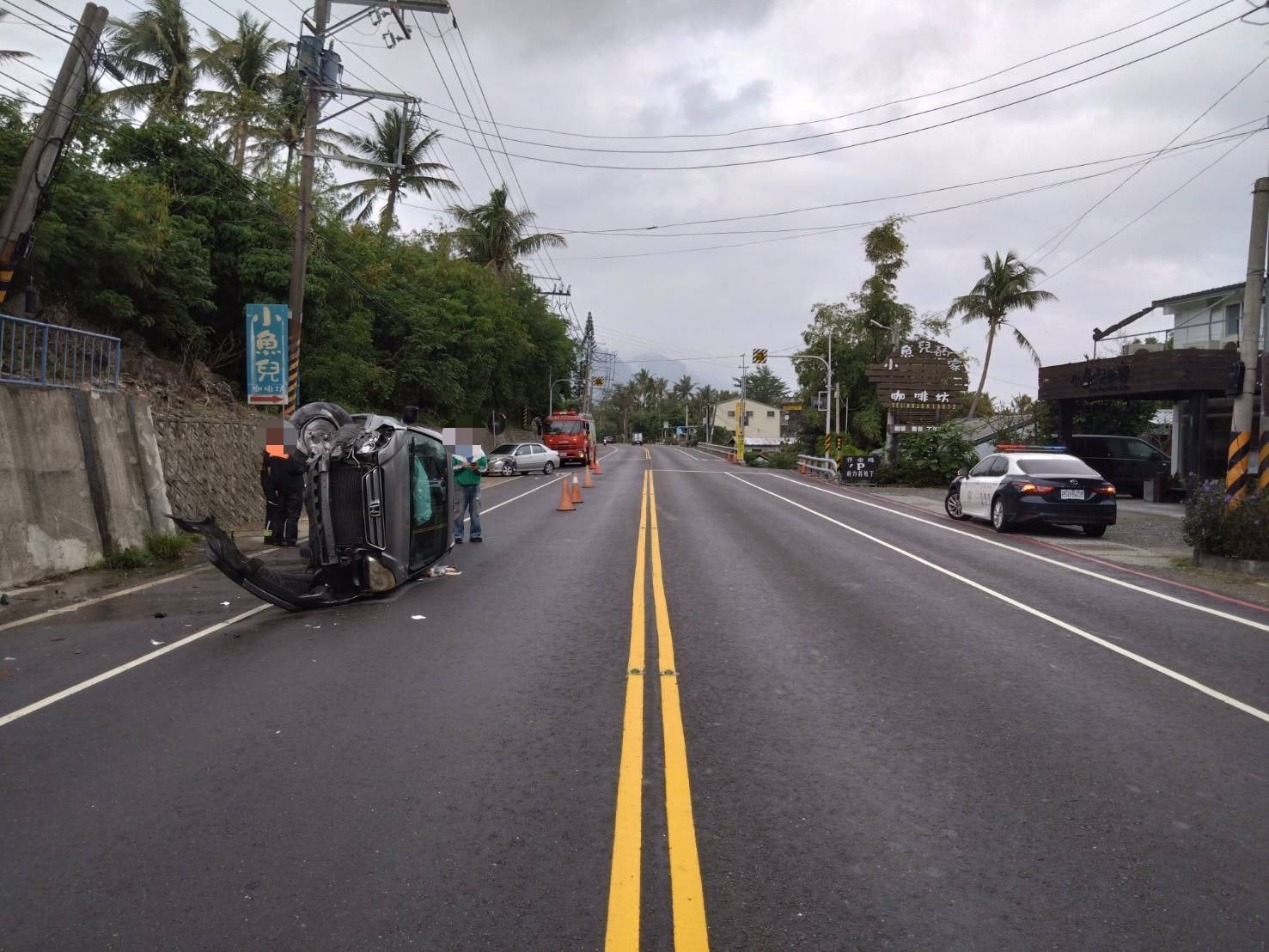 台11線翻車意外　小客車側翻路中央　路人急忙協助脫困