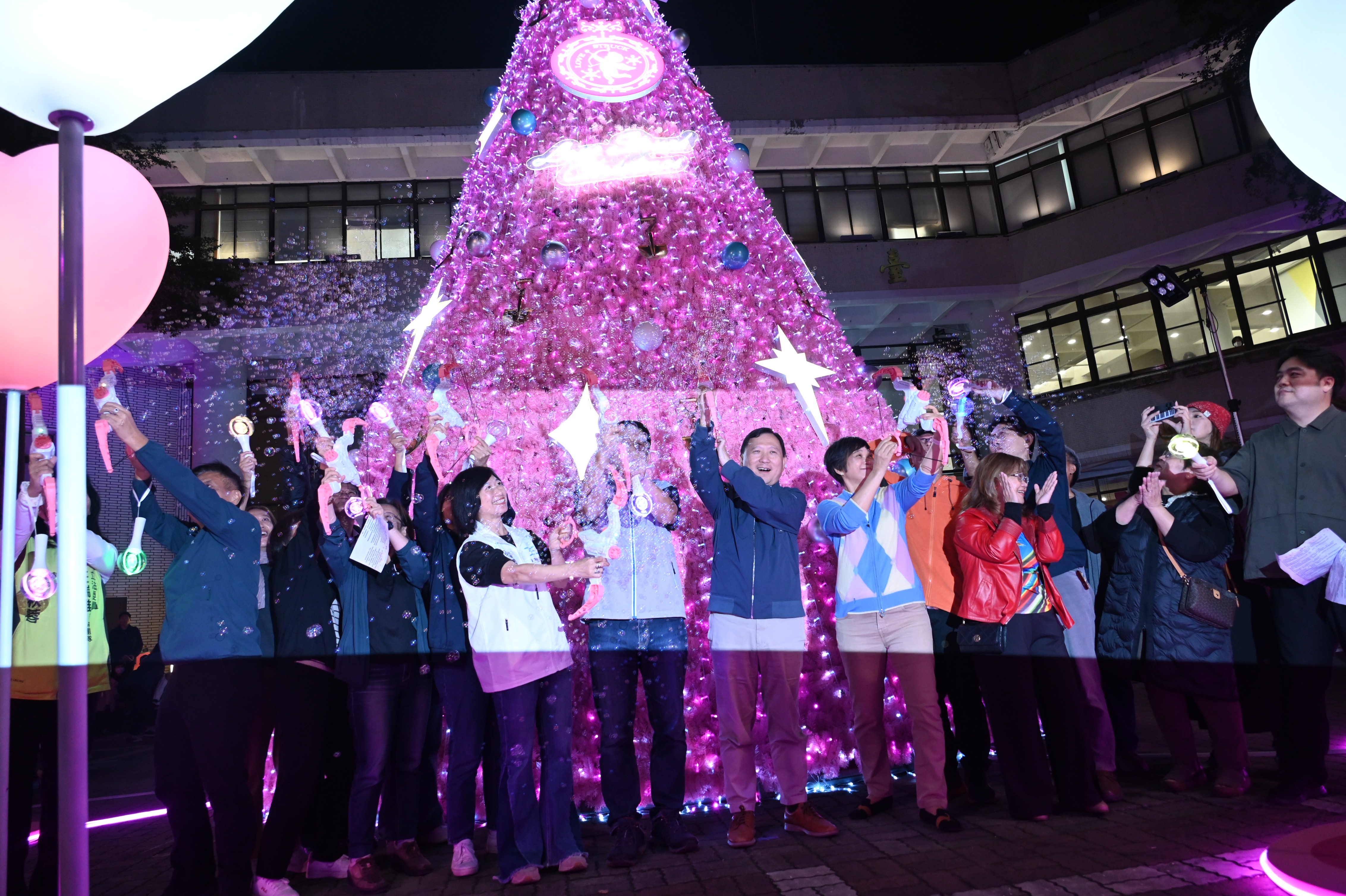 「貝克·米勒粉紅聖誕樹」昨點燈  ! 祝願新年平安順遂 誠邀民眾來臺東泡溫泉、歡度聖誕與跨年