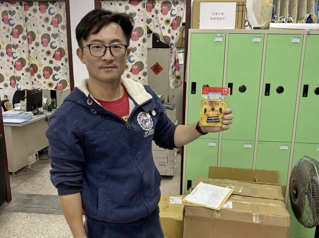 成功警察分局強化交通安全宣導 創意禮品陪伴民眾學習交通觀念