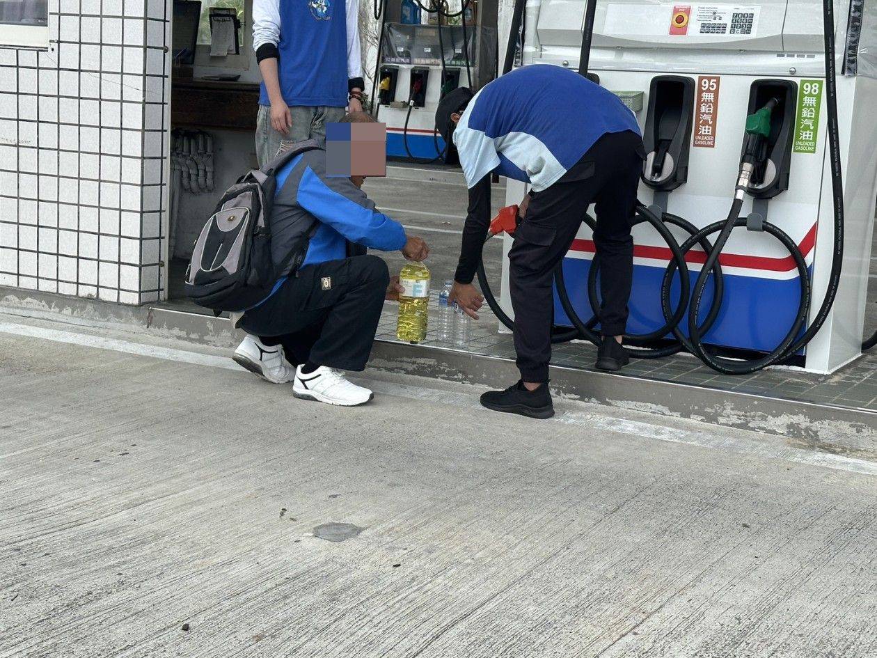 新手重機騎士玉長路段拋錨　寧埔派出所暖心警員協助脫困