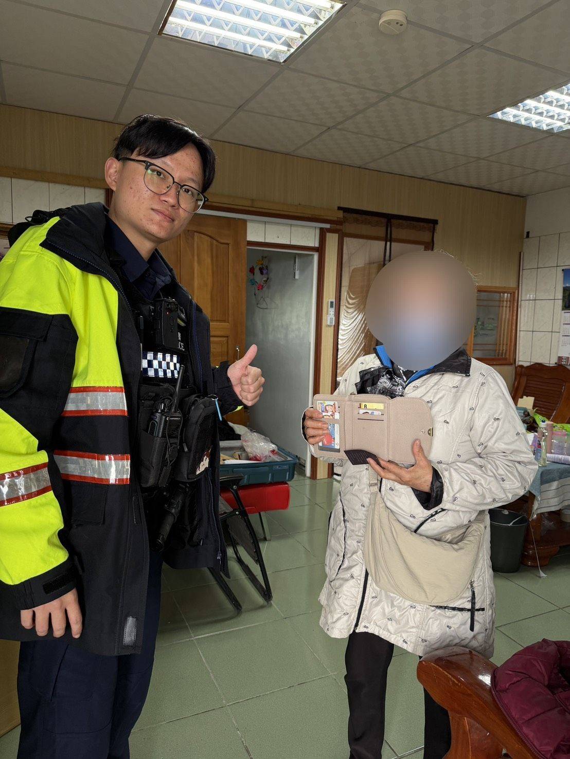 成功警察分局員警貼心協助長者返家尋物　化身暖心守護者不只辦案更助民