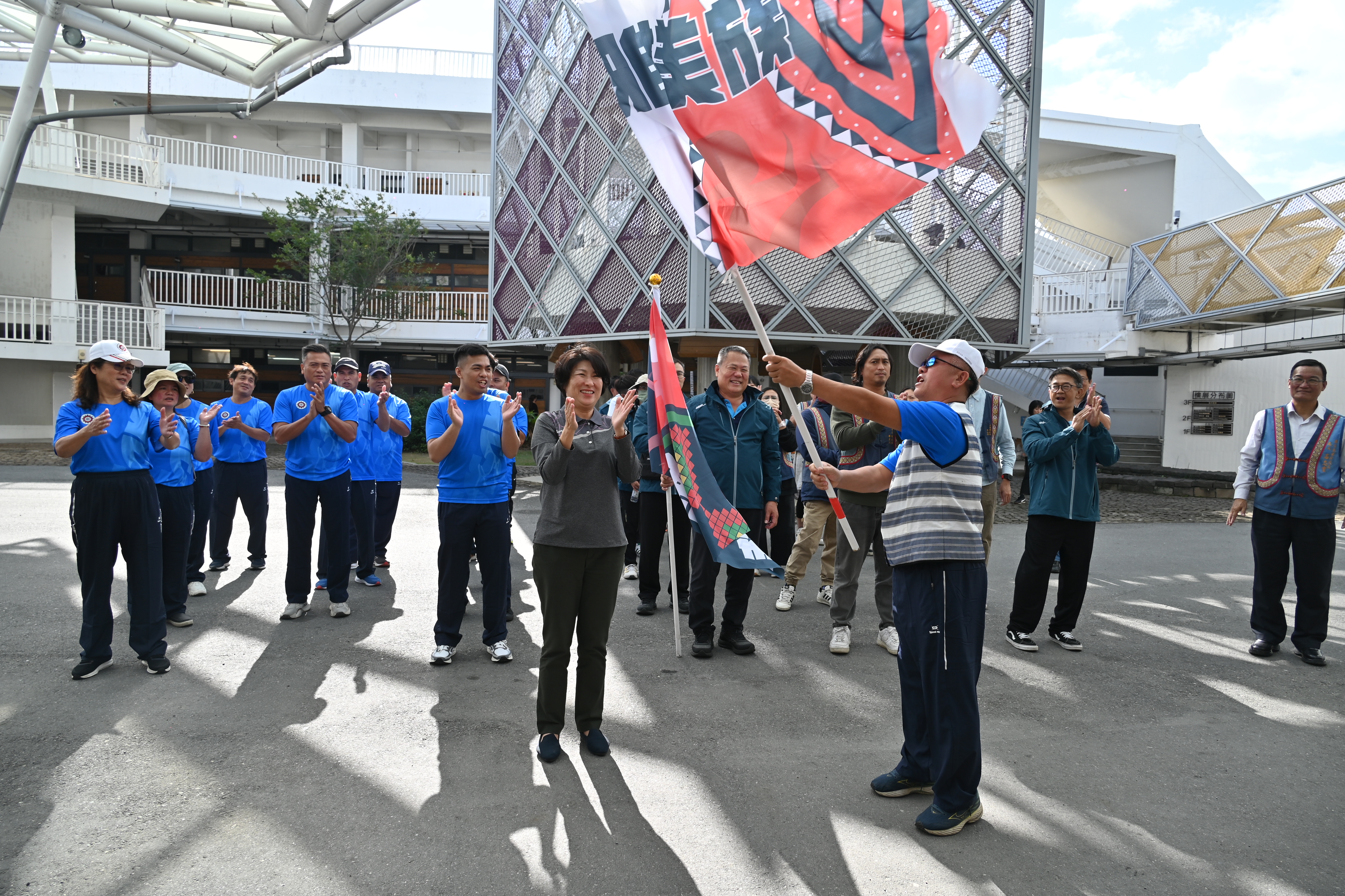 首屆「世界原住民族傳統運動會」臺東隊出征 ! 饒慶鈴授旗期勉選手