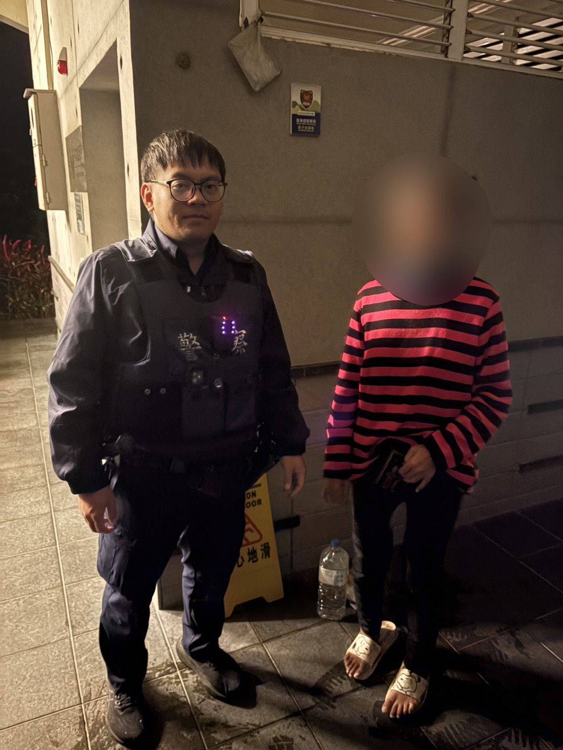 寒夜細雨不停歇　新豐警察機智尋回走失婦人展現溫暖服務