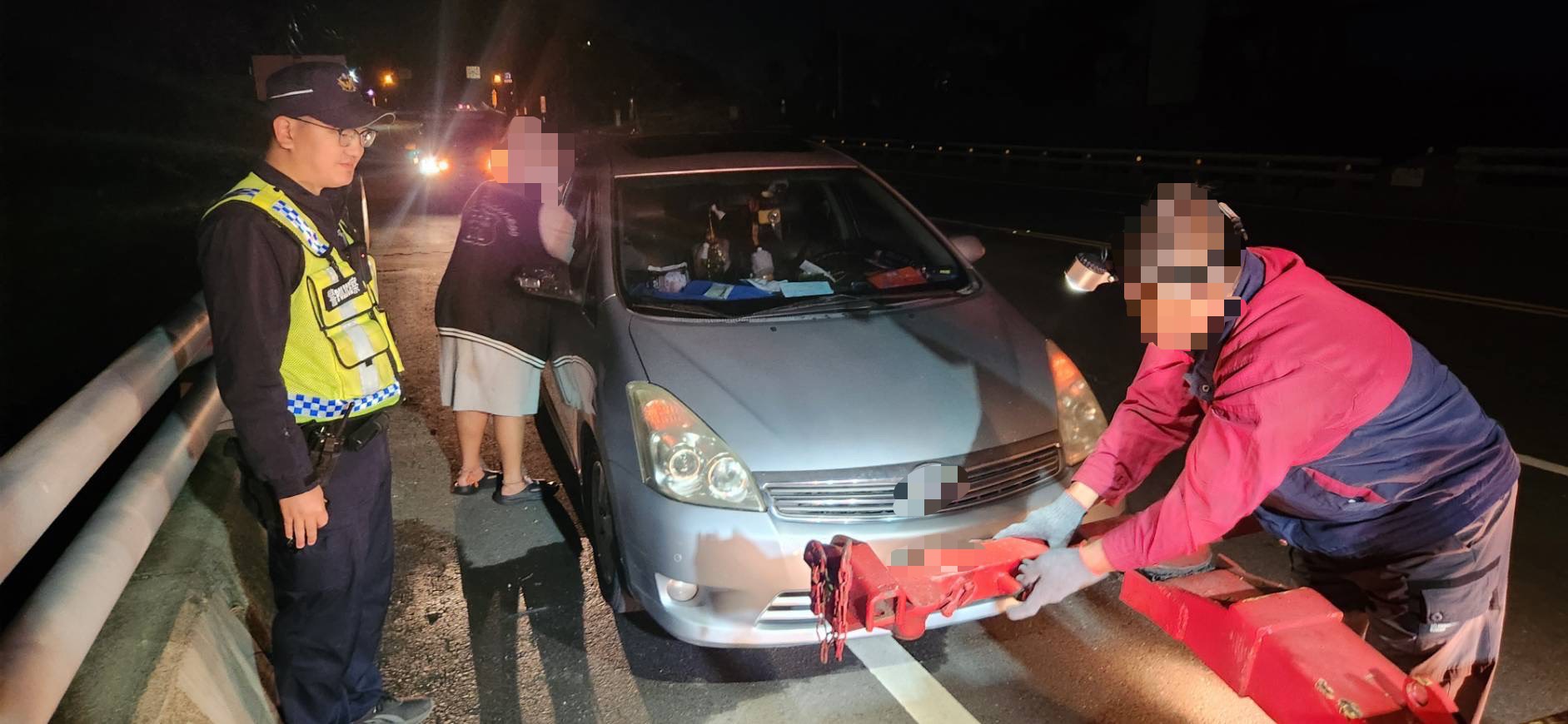 巡邏巧遇拋錨車 ! 大武暖警伸援手 協聯拖吊車排除路障