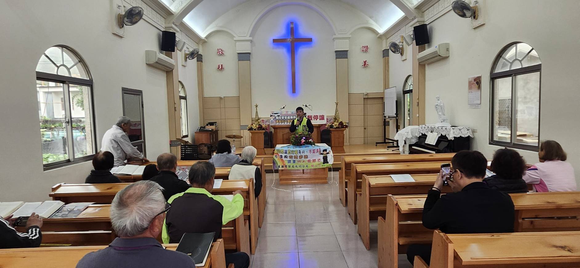 成功警察分局深入隆昌教會 宣導交通安全與反詐意識 強化行人安全觀念