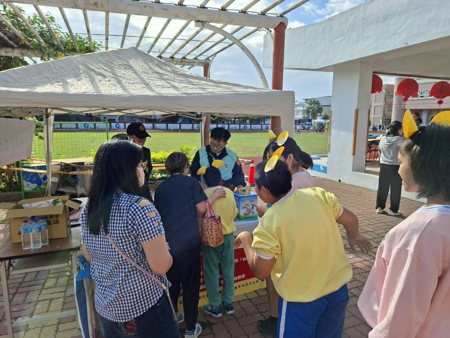 成功警察分局走入新港國中校慶運動會 宣導交通安全與反詐觀念 熱門御守吸引大小朋友踴躍參與