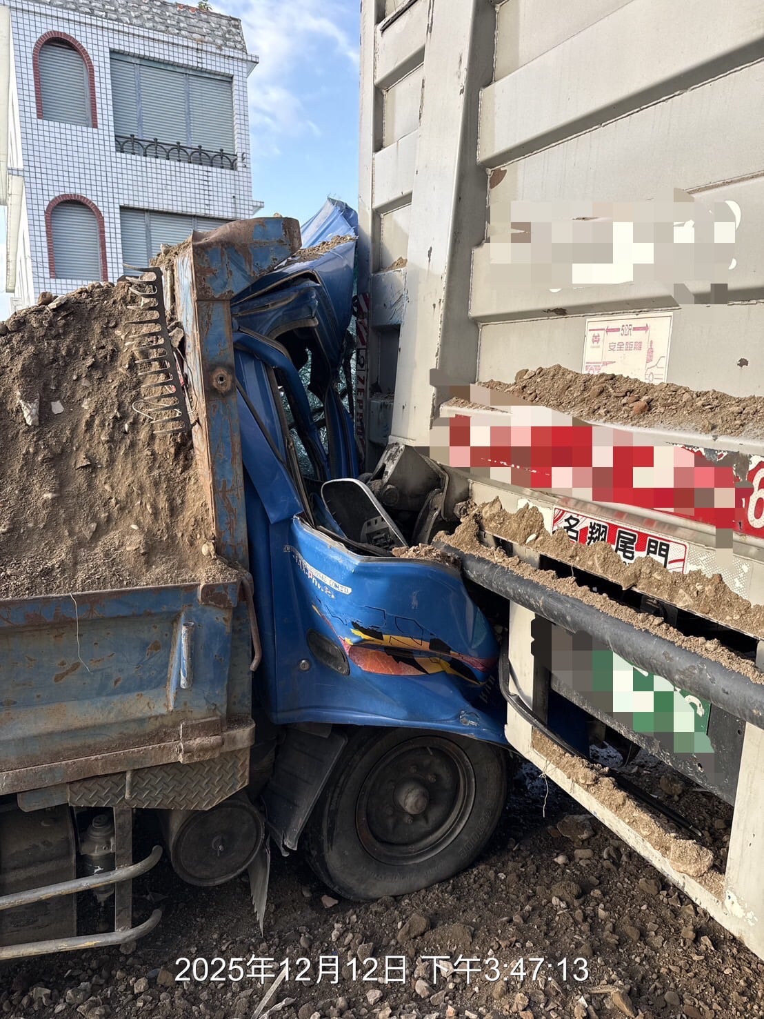 疑未保持距離 ! 市區知本路土方車 追撞大貨車 