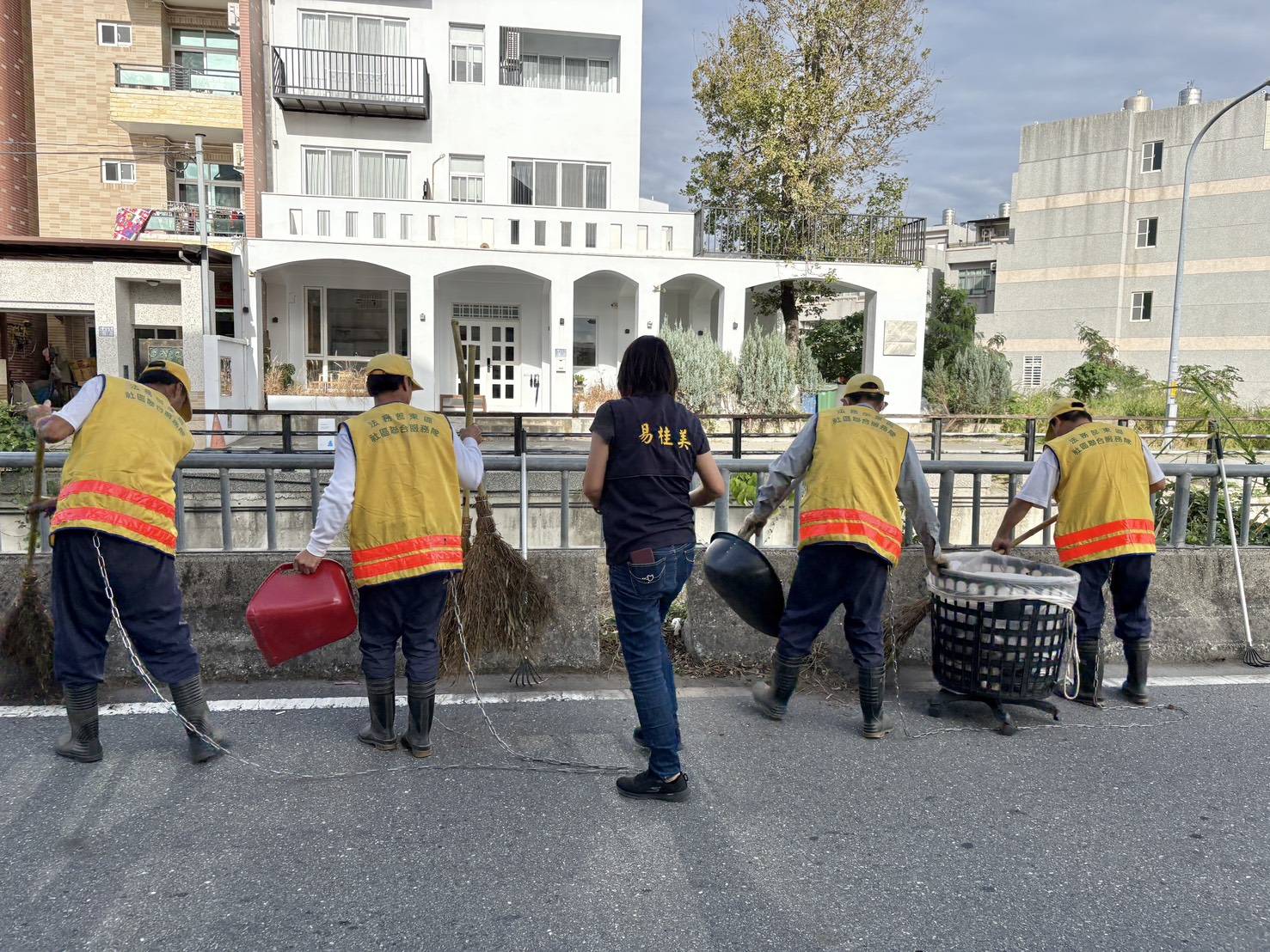 臺東監獄敦親睦鄰　典獄長李宗莉率更生人清理卑南大圳周邊環境
