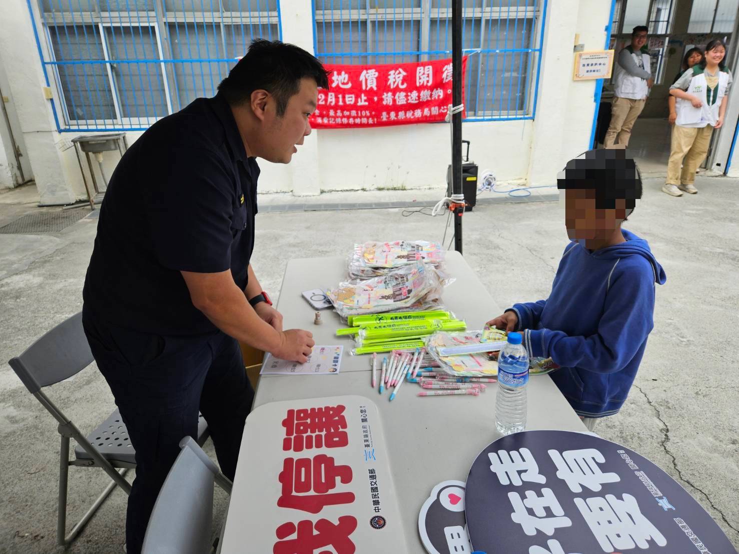 大武警察結合大鳥社區成果展，闖關遊戲寓教於樂宣導安全觀念