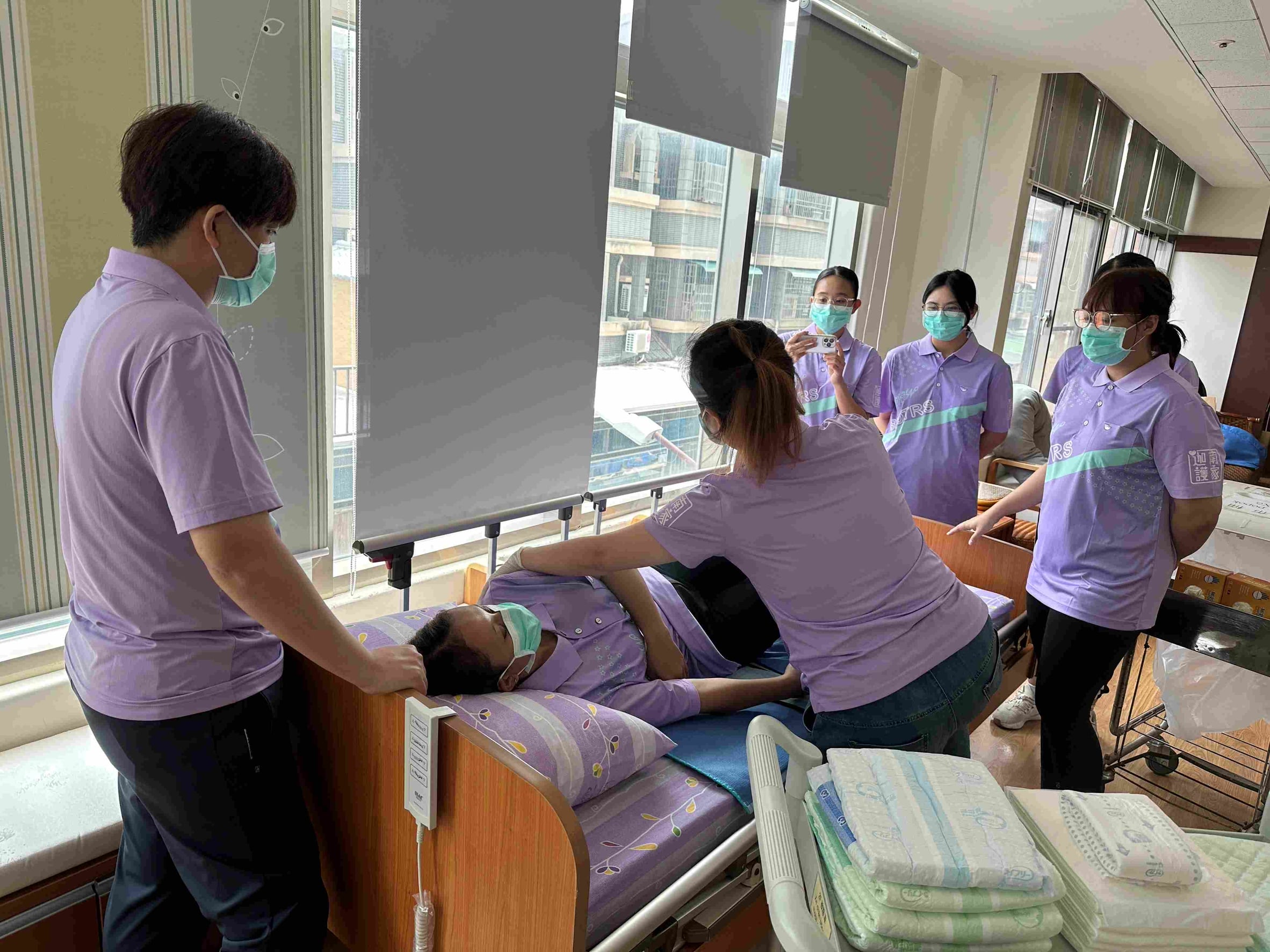 迦南護理外籍照顧服務員轉任「中階技術人員」 從移工到專業人才　越南籍胡氏鶯用勤奮耐心真心陪伴機構長輩