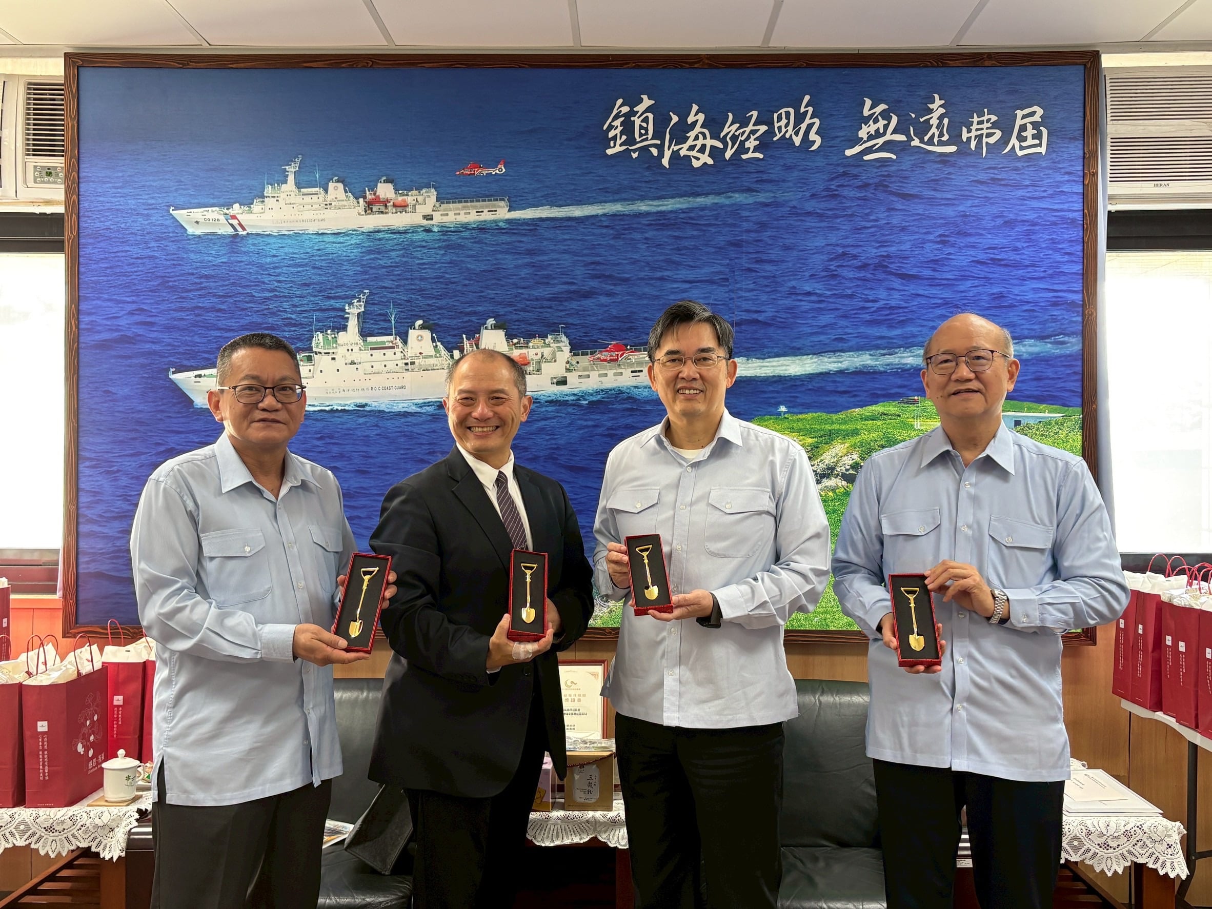 海巡主動投入光復救災 慈濟基金會送暖關懷慰勞